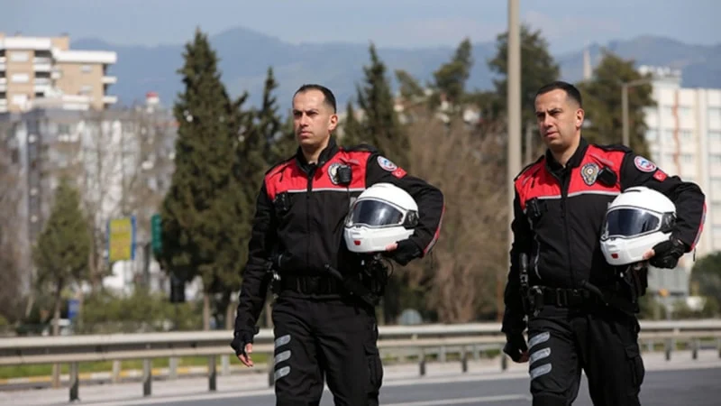 Telsiz sesleriyle büyüyen ikizler, polis babalarının izinde Aydın sokaklarında görevde