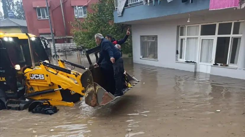 Reyhanlı'da Sağanak Yağış Su Baskınlarına Neden Oldu: Mahsur Kalan Vatandaşlar Tahliye Edildi